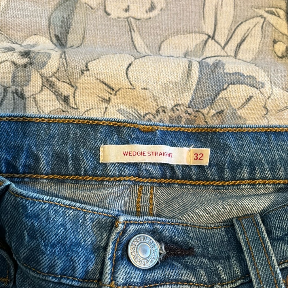 Levi’s Wedgie StraighT Jeans - Never Worn